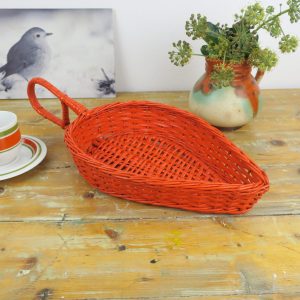 Vintage oranje rieten mandje met handvat