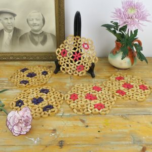 Vintage kunststoffen onderzetter bloem, set van 5 rood en paars