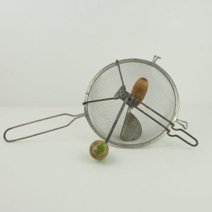 Oude zeef met maal mechanisme van hout