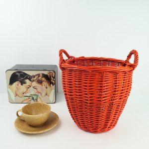 Vintage gevlochten kleine rieten mand oranje
